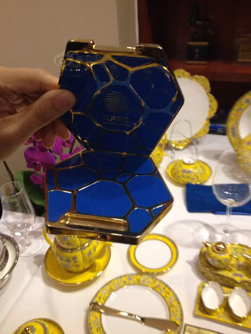 Theo thiết kế, bộ dùng trong yến tiệc lấy cảm hứng từ các bức tranh tường cổ và màu nền của màu vàng - tượng trưng cho sự uy nghi trong truyền thống Trung Quốc.