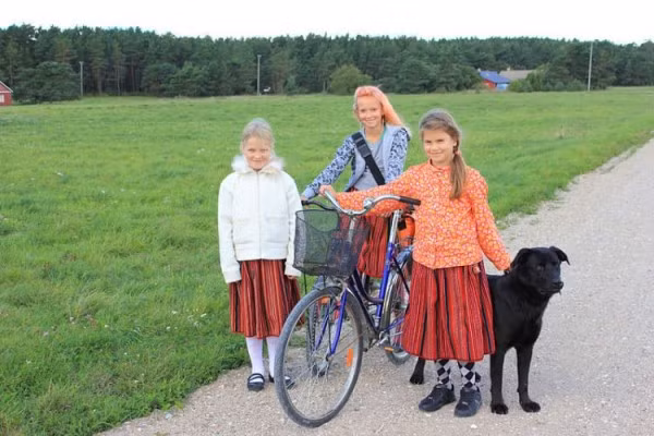 Hình ảnh trẻ em trên đảo Kihnu.