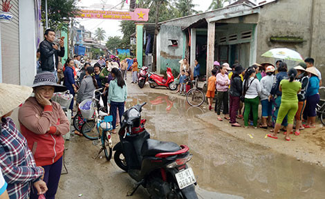 Người dân kéo đến nhà vợ chồng bà Đỗ Thị Phúc và Huỳnh Tấn Hùng để đòi nợ.