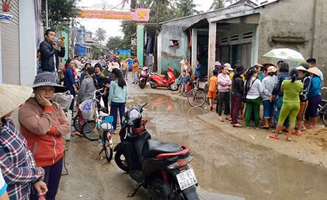 Người dân kéo đến nhà vợ chồng bà Đỗ Thị Phúc và Huỳnh Tấn Hùng để đòi nợ.