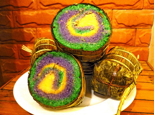 Biến tấu bánh tét khá đơn giản với màu sắc từ thiên nhiên từ lá dứa, củ dền,… hấp dẫn người mua.