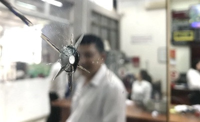 Viên đạn bi vẫn còn gặm tại hiện trường là khu vực các giao dịch viên làm việc - Ảnh: TT.