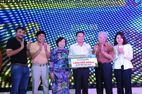 Phó Chủ Tịch UBND tỉnh Quảng Nam nhận biển tài trợ xây trường mầm non Sao Biển.