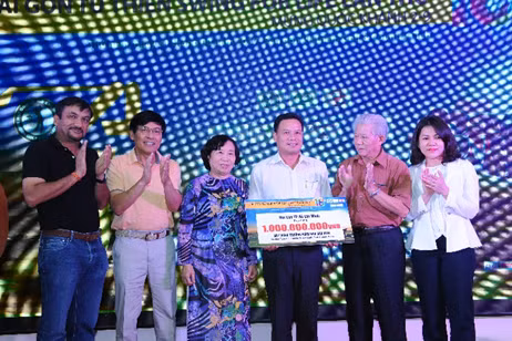 Phó Chủ Tịch UBND tỉnh Quảng Nam nhận biển tài trợ xây trường mầm non Sao Biển.