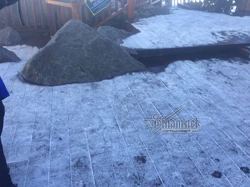 Băng tuyết phủ trên nền khắp lối đi