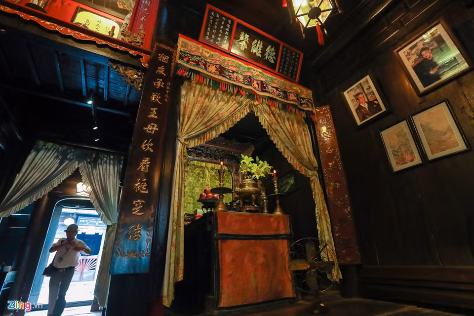 Hiện nhà cổ Tấn Ký còn lưu giữ được nhiều hoành phi, liễn đối, trong đó có nhiều bức tuyệt đẹp như: "Tích đức lưu tôn" (dạy bảo con cháu giữ đức tốt cho thế hệ sau); "Tâm thường thái" (giữ tâm luôn yên tĩnh).