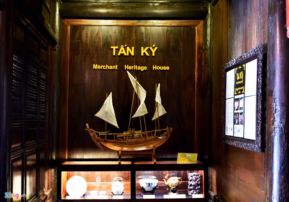 Khu vực bên trong gian đầu tiên có nơi trưng bày cổ vật và thuyền buồm, biểu tượng thương cảng Hội An sầm uất từ 400 năm trước. Nhà cổ Tấn Ký là nhà cổ đầu tiên vinh dự được cấp bằng di tích lịch sử văn hóa quốc gia năm 1990 và đã được UNESCO công nhận là di sản văn hóa thế giới. Ngôi nhà cổ này thường hân hạnh đón tiếp các nguyên thủ quốc gia, chính khách trong và ngoài nước. Nhiều đoàn làm phim trong nước, quốc tế cũng từng chọn bối cảnh ngôi nhà cổ này để đóng phim.