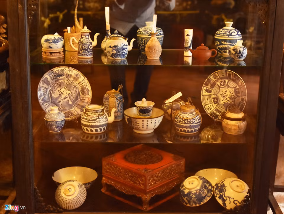 Trong nhiều cổ vật ở nhà cổ Tấn Ký có chiếc “Chén Khổng Tử”, báu vật vô giá gắn với tích xưa về Khổng Tử, khuyên con người phải biết kiềm chế hành vi, giữ mình ở trạng thái trung hòa, không thái quá.