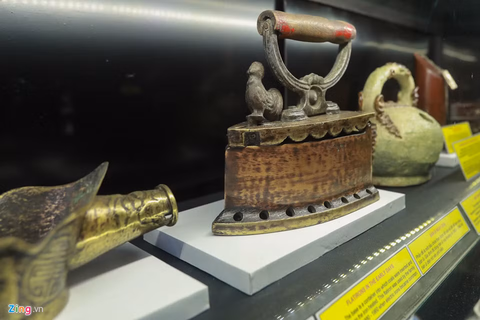 Bình gốm cổ, bàn ủi con gà làm bằng đồng... được trưng bày trong nhà. 