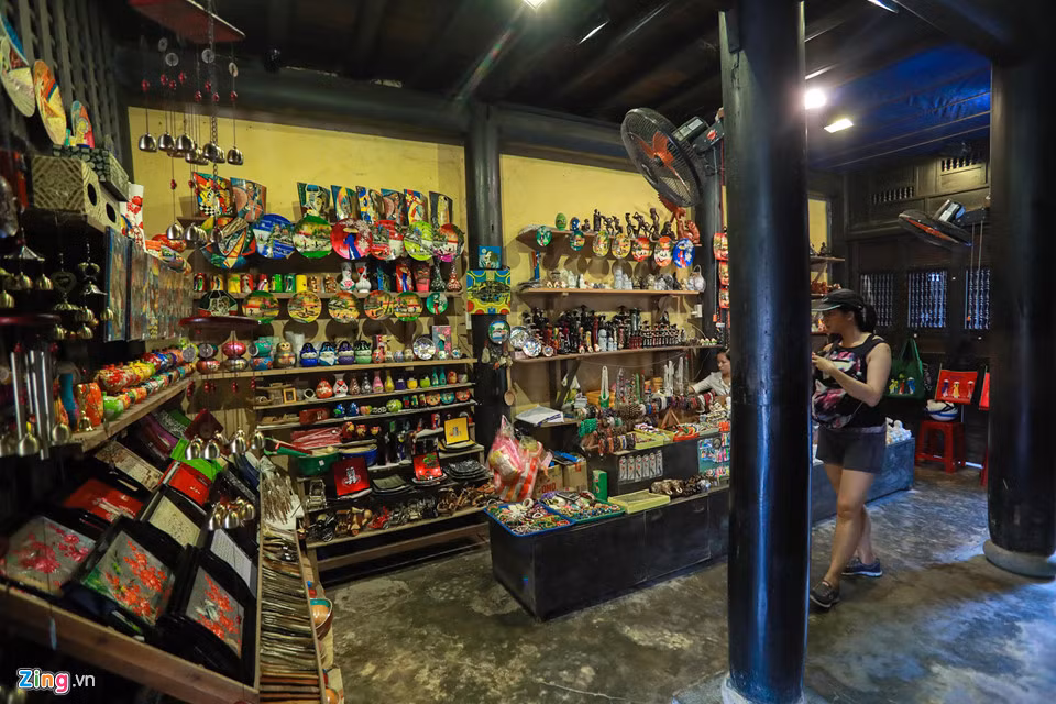 Không gian phía sau ghi lại các cột mốc lũ lụt gây ngập ngôi nhà cổ và bày bán các sản phẩm lưu niệm cho du khách đến thăm.