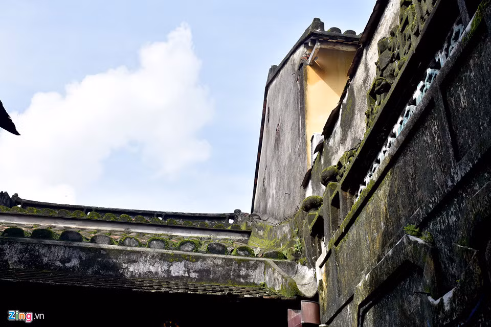 Ngôi nhà mang kiến trúc hình ống đặc trưng của đô thị cổ, khắp nơi đều không có cửa sổ, nơi đón ánh sáng duy nhất của ngôi nhà là "giếng trời" ở khu vực giữa gian nhà.