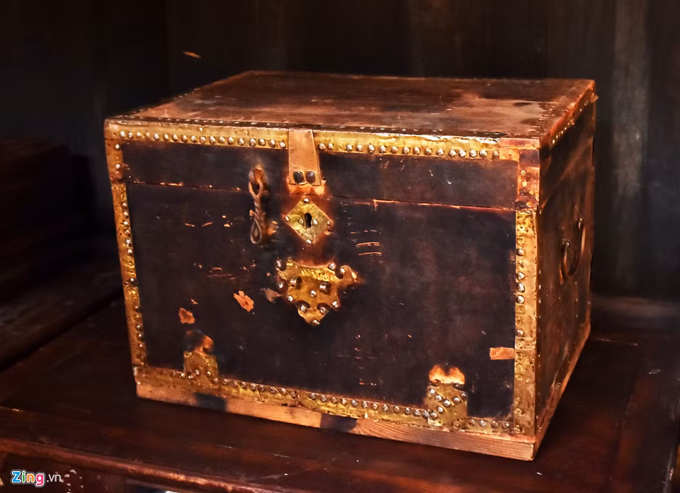 Hòm gỗ dùng chứa vàng, bạc của dòng họ Lê.