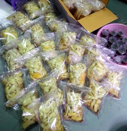 Ngay cả món đu đủ ướp, củ cải muối Tây Bắc cũng được chuộng mua.