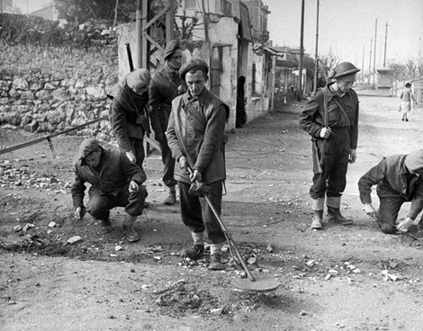 Lính công binh Anh rà bom mìn trên đường phố Hy Lạp trong nội chiến.