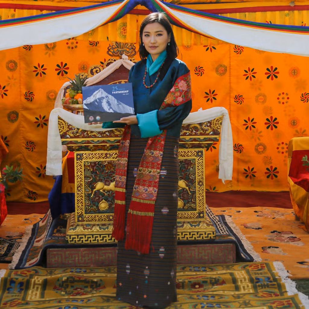 Theo South China Morning Post, nhà vua đã trả lời khi được hỏi về vợ mình: "Cô ấy là người phụ nữ thông minh, tuyệt vời. Tôi và cô ấy đã cùng nhau sẻ chia hai thứ to lớn, đó là tình yêu và niềm đam mê hội họa".