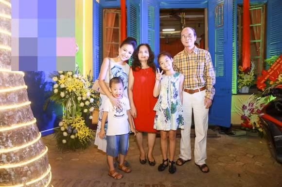 Vân Hugo là một trong những sao Việt dù ly hôn nhưng vẫn thân thiết với bố mẹ chồng cũ.