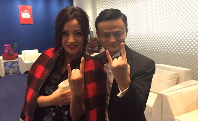 Jack Ma cũng chính là người trợ giúp khá nhiều cho sự nghiệp kinh doanh của gia đình Triệu Vy.