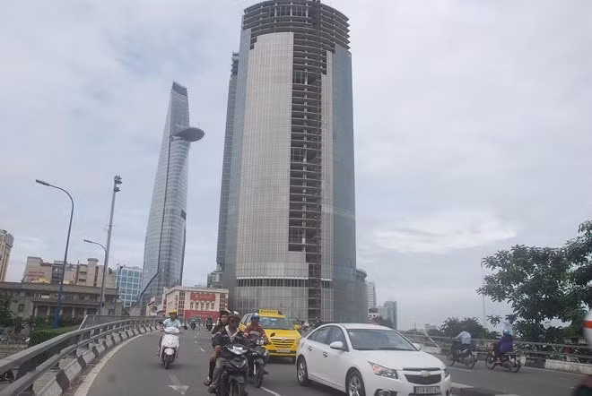 Một dự án tai tiếng không kém về việc bỏ khách hàng “giữa chợ” là Saigon One Tower, tọa lạc ở “khu đất vàng” tại giao lộ Tôn Đức Thắng – Hàm Nghi, quận 1. Từng được xem là dự án cao thứ 3 ở TPHCM (sau Bitexco Financial Tower 68 tầng; The One 55 tầng), được đầu tư khoảng 238 triệu USD (khoảng 5.000 tỷ đồng).