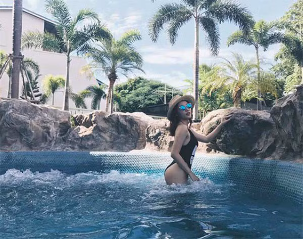 Cũng cùng thời điểm này, chiêc cằm của Văn Mai Hương dài bất thường khiến nhiều ý kiến cho rằng cô đã lạm dụng dao kéo để trông sắc hơn.