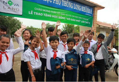 Trong suốt 13 năm qua, Quỹ từ thiện Cô giáo Nhế đã tiếp sức cho hàng ngàn học sinh có hoàn cảnh khó khăn, dành tặng hàng tỷ đồng nhằm hỗ trợ các em có thêm điều kiện được đến trường.