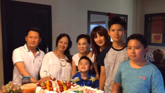 Những hình ảnh thân thiết bên mẹ Bằng Kiều của Trizzie Phương Trinh sau khi cô chia tay với nam ca sĩ.