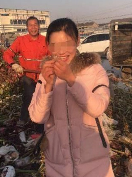 Xia vui mừng khi tìm lại được chiếc nhẫn có giá khoảng 110.000 nhân dân tệ (gần 380 triệu đồng).