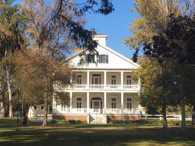 The Smell. Chuyến ghé thăm Los Angeles sẽ không trọn vẹn nếu bạn chưa thử "cháy" hết mình với những giai điệu âm nhạc DIY dưới lòng đất. Đây là địa điểm dành cho mọi lứa tuổi. Cát-xê của các nghệ sỹ ở đây cũng ổn định ở mức 5 đô la. Không chỉ là nơi để nghe nhạc sống, nơi đây còn là thiên đường của các loại đồ ăn vặt.