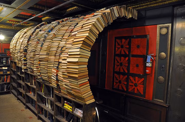 Nhà sách cuối cùng. Đây là kho tàng lưu giữ các loại sách từ mới xuất bản, đến những cuốn sách cũ đã qua sử dụng. Toàn bộ không gian ở đây đều được trang trí bằng sách, thậm chí, cổng vòm cũng được tạo nên từ những cuốn sách.