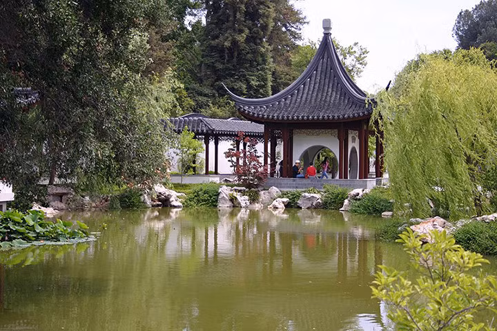 Thư viện Huntington. Nằm ở San Marino, thư viện Huntington được coi như hiện thân của nghệ thuật và trí tuệ. Thư viện là nơi lưu trữ nhiều tập sách quý hiếm, bao gồm cả bản thảo ban đầu của The Canterbury Tales của Chaucer. Đặc biệt, khung cảnh thiên nhiên hữu tình nơi đây cũng đủ để khiến bất cứ ai mê mệt.