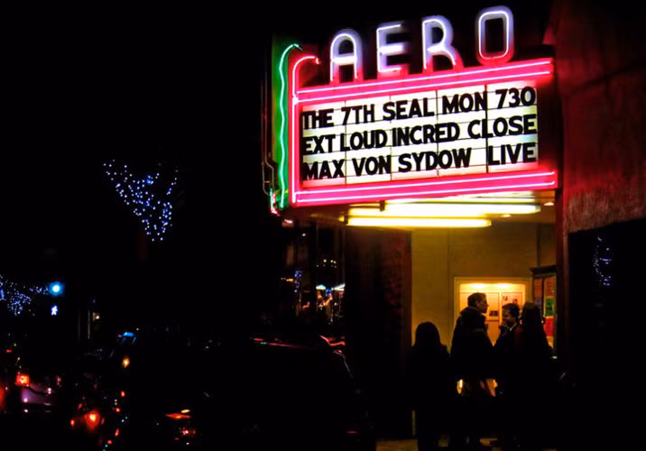 Rạp hát Aero. Mọi du khách đã từng đến đây đều nói rằng, Aero mang đến cảm giác không giống với bất cứ rạp chiếu phim, rạp hát nào trên thế giới.