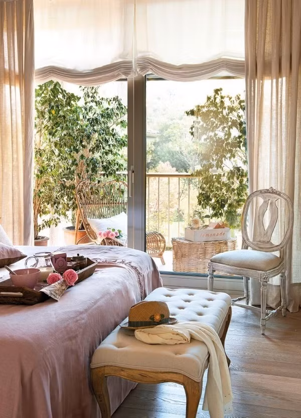 Khi cửa sổ hướng ra ngoài ban công, không gian tràn ngập ánh sáng sẽ là nơi tâm sự, chuyện trò của hai vợ chồng. Thay vì đưa vợ đến một nhà hàng sang trọng, bạn có thể tự tay chuẩn bị bữa tối, chọn thêm một bó hoa hồng nho nhỏ đặt ngay cạnh ghế ban công. Không gian lãng mạn này sẽ là món quà trọn vẹn cho người vợ thân yêu của bạn.