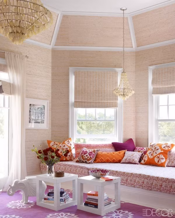 Chăm chút không gian phòng ngủ là cách để hâm nóng tình yêu của vợ chồng. Vì thế, bạn có thể thay ga giường, mua thêm vài chiếc gối tựa bên cửa sổ với gam màu ấm cúng. Cách làm đơn giản, chi phí hợp lý nhưng đó cũng là món quà thiết thực mà người phụ nữ nào cũng thích.