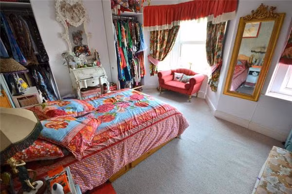 Phong cách phòng ngủ cũng màu mè không kém, nhưng vẫn rất "ăn rơ" với tổng thể toàn bộ ngôi nhà