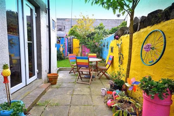 Khu vực bên ngoài căn nhà được Angela bố trí một không gian giống như tiệc trà của Mad Hatter trong bộ phim hoạt hình Alice ở xứ sở thần tiên nổi tiếng