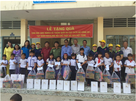 Các em học sinh phấn khởi nhận quà và tập vở nhân dịp khai giảng năm học mới.