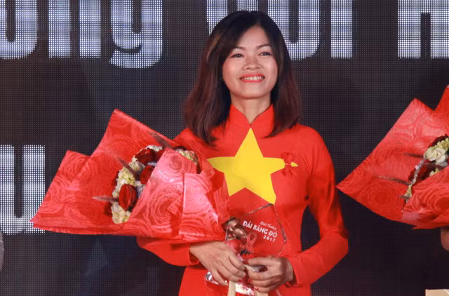 Chị Ngô Thị Mộng Linh nhận giải thưởng - Ảnh: PHONG NGUYỄN.