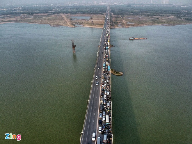 Trong khi đó, làn cầu hướng quận Long Biên - quận Hai Bà Trưng thông thoáng phương tiện. Thông tin với Zing, chỉ huy Đội CSGT số 5 thuộc Phòng CSGT Hà Nội cho biết vụ tai nạn không có người bị thương. Đơn vị đã huy động lực lượng phân luồng từ xa, cảnh báo các phương tiện tránh dồn lên cầu gây kéo dài ùn tắc.