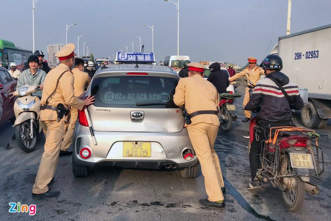 Lượng phương tiện quá đông khiến xe cứu hộ gặp khó khăn khi tiếp cận hiện trường. CSGT phải đẩy các xe gặp nạn vào làn xe máy để các phương tiện có thể di chuyển, giảm áp lực giao thông qua cầu.