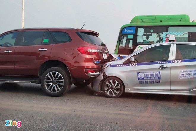 Các phương tiện này gồm 3 ôtô 7 chỗ, một taxi và một xe tải. Tại hiện trường, xe taxi móp đầu, các phương tiện khác hư hỏng nhẹ.