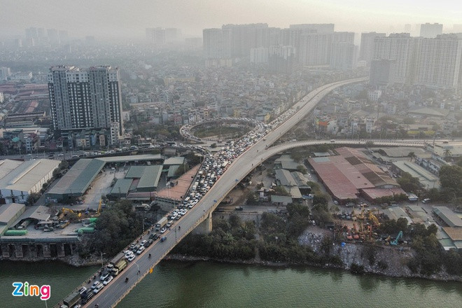 Tới 17h, hiện trường vụ tai nạn được giải phóng xong nhưng hàng dài phương tiện vẫn nối đuôi nhau chờ nhập làn lên cầu Vĩnh Tuy.