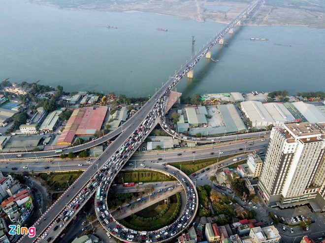 5 ôtô nằm chắn giữa cầu khiến giao thông theo hướng đi Long Biên tê liệt trong buổi chiều 20/1.