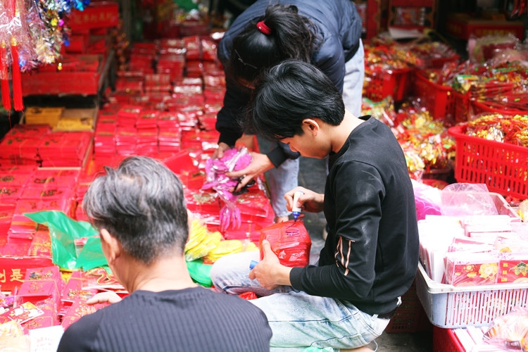 Các cửa hàng ở phố Hàng Mã dường như đều rất bận rộn trong những ngày này.