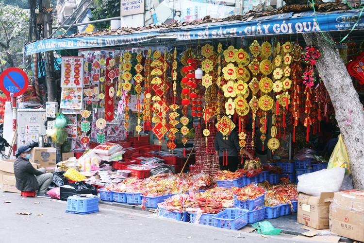 Các cửa hàng ở phố Hàng Mã đều tràn ngập các loại đồ trang trí Tết. Phổ biến nhất vẫn là các loại câu đối, pháo nhựa, đèn lồng, đèn trang trí, dây đồng tiền, tạo hình bánh chưng, câu chúc tân xuân, lì xì…