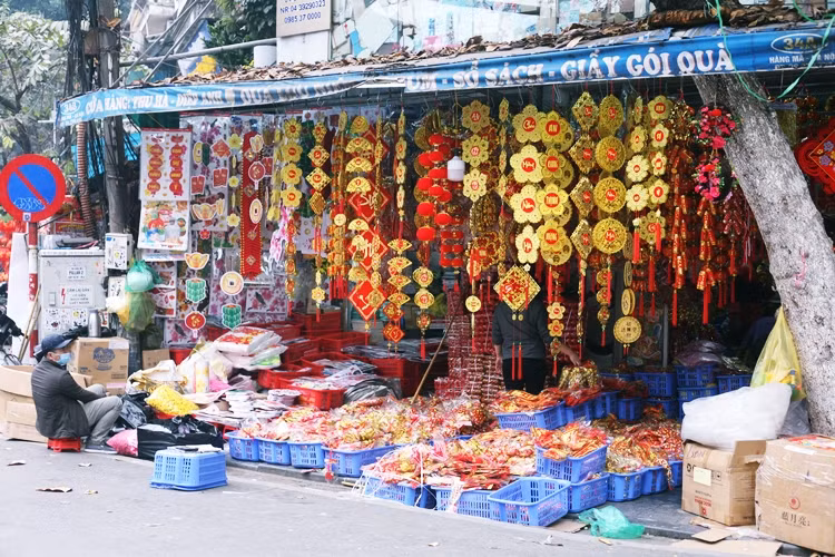 Các cửa hàng ở phố Hàng Mã đều tràn ngập các loại đồ trang trí Tết. Phổ biến nhất vẫn là các loại câu đối, pháo nhựa, đèn lồng, đèn trang trí, dây đồng tiền, tạo hình bánh chưng, câu chúc tân xuân, lì xì…