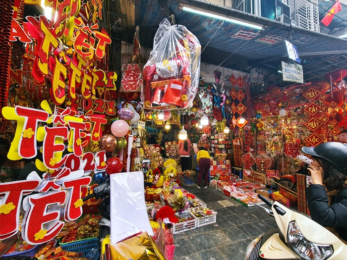 So với năm trước, giá thành của các mặt hàng trang trí ở phố Hàng Mã vẫn ổn định. Một số mặt hàng câu đối dao động từ 30.000 - 50.000 đồng; dây pháo nhựa từ 30.000-80.000 đồng/dây…