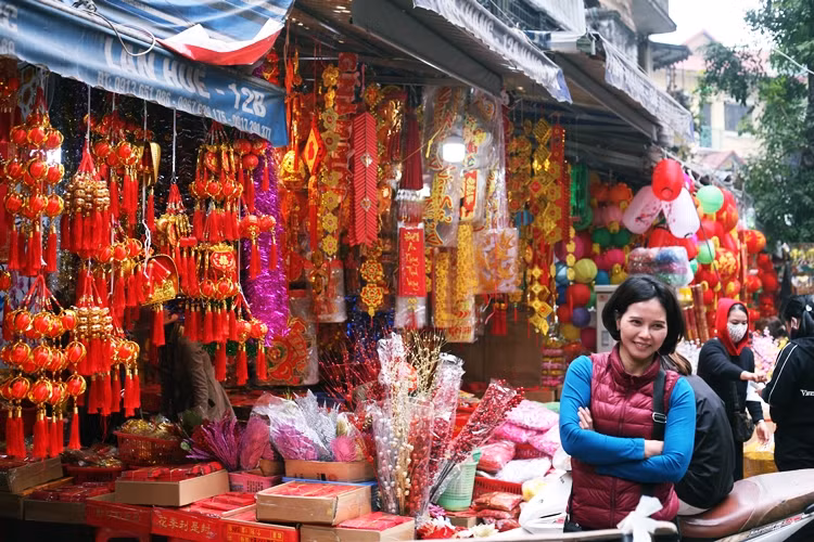 Các chủ cửa hàng niềm nở, vui mừng chào đón khách.