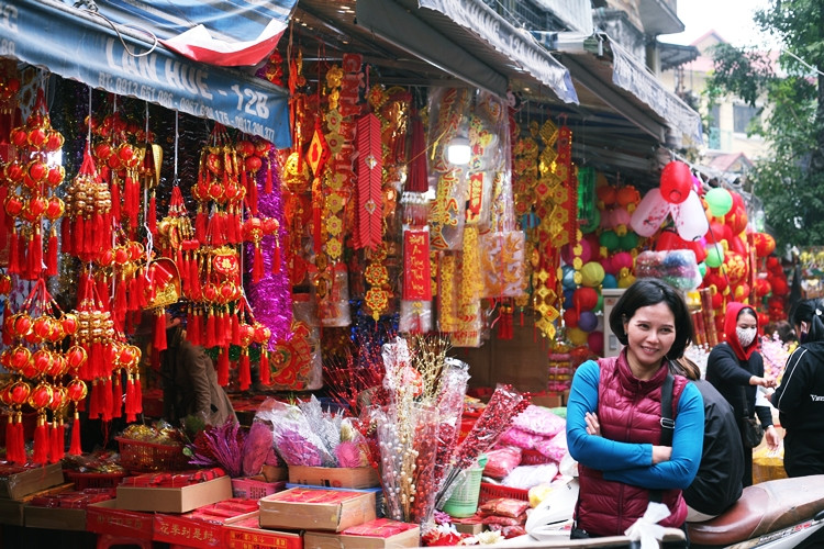 Các chủ cửa hàng niềm nở, vui mừng chào đón khách.