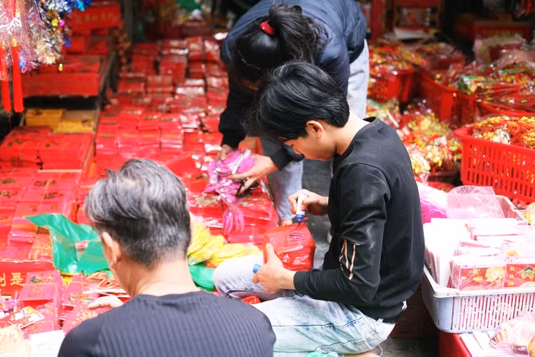 Các cửa hàng ở phố Hàng Mã dường như đều rất bận rộn trong những ngày này.