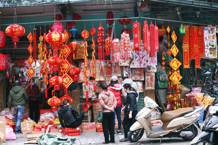 Khách hàng thỏa sức lựa chọn các đồ trang trí Tết trên phố Hàng Mã.