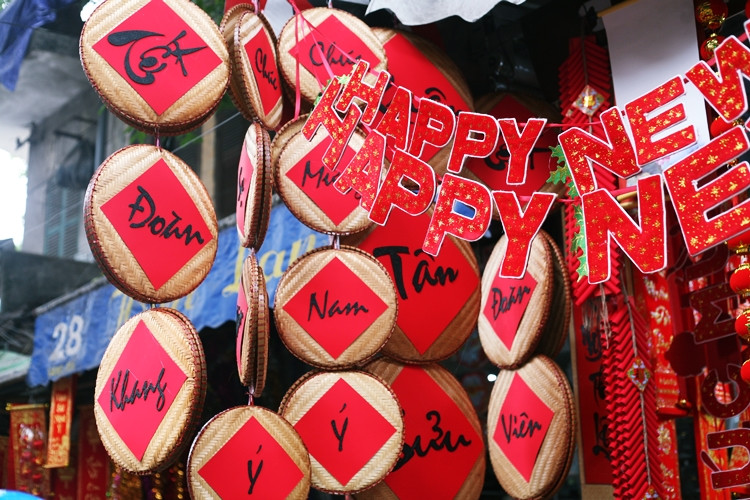 Đỏ rực đồ trang trí Tết ở phố Hàng Mã.